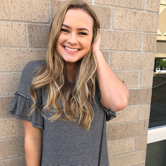 Profile Picture of Lexis Friesen (@lexisolivia) on Poshmark