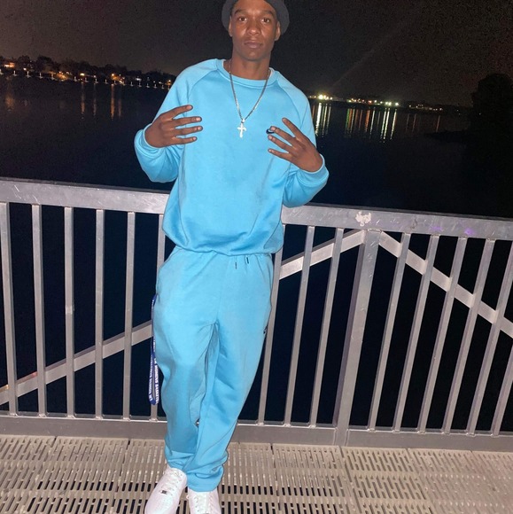 Profile Picture of Donny Johnson (@ladonjohnson95) on Poshmark