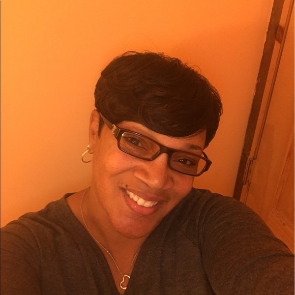 Profile Picture of Roslynn Graham (@rozg1) on Poshmark