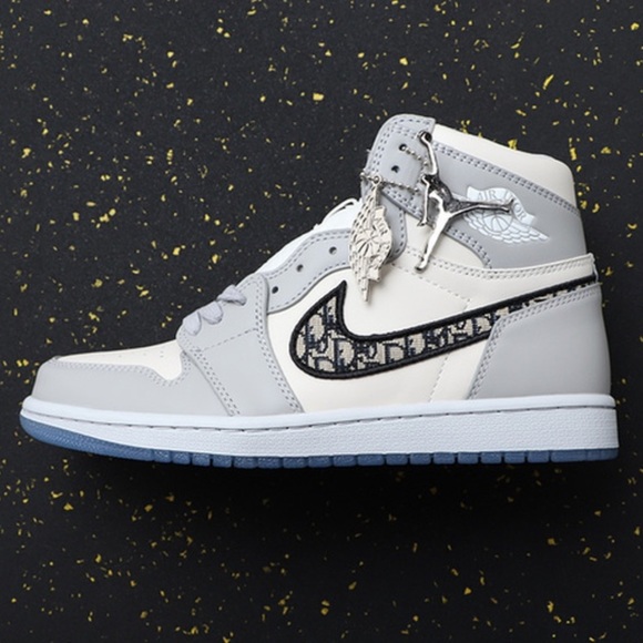 Profile Picture of Julie Debrocky (@julied1117) on Poshmark