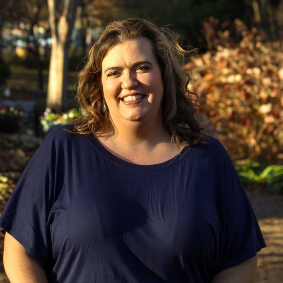 Profile Picture of Lora Ramirez (@lora_ramirez) on Poshmark