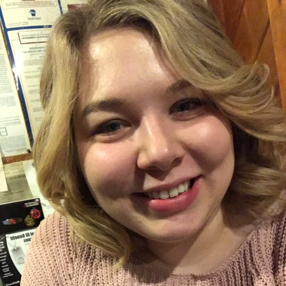 Profile Picture of Brianna Senape (@brihoffman1996) on Poshmark