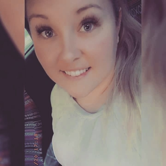 Profile Picture of Me'chelle Lindaman (@mechellej93) on Poshmark