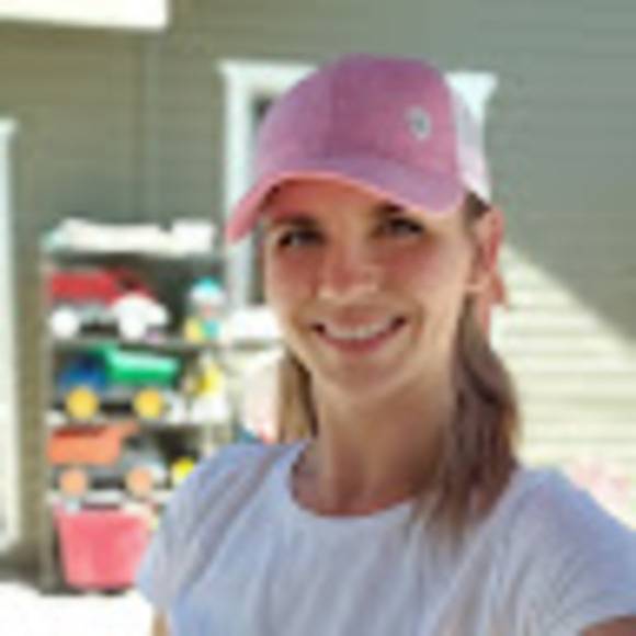 Profile Picture of Rachel Andrakowicz (@randrakowicz) on Poshmark