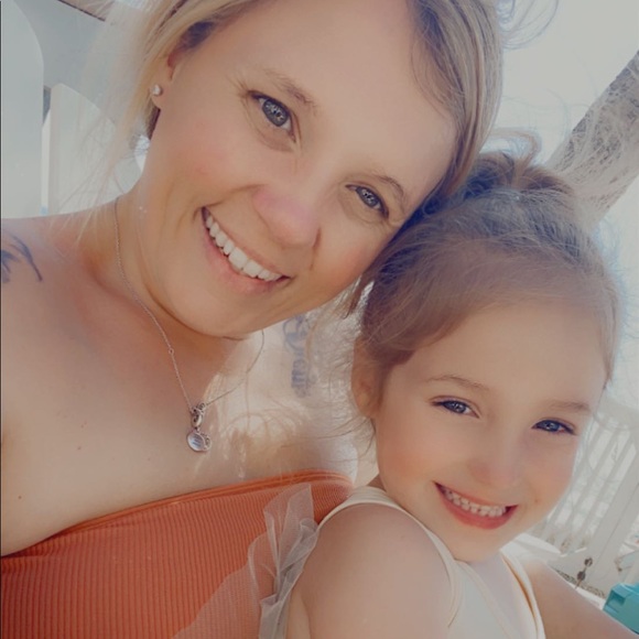 Profile Picture of Mandi Jacobs (@mandijacobs) on Poshmark