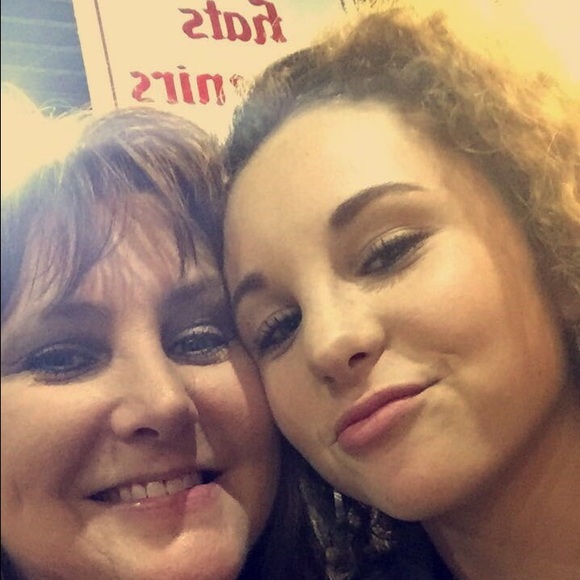 Profile Picture of Lori Schmid (@lorischmid39) on Poshmark