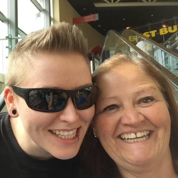 Profile Picture of Kim Lundegren (@lundegrens) on Poshmark