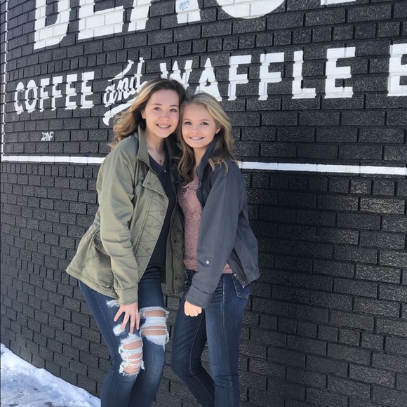 Profile Picture of Tess Moscatelli (@tessmoscatelli) on Poshmark