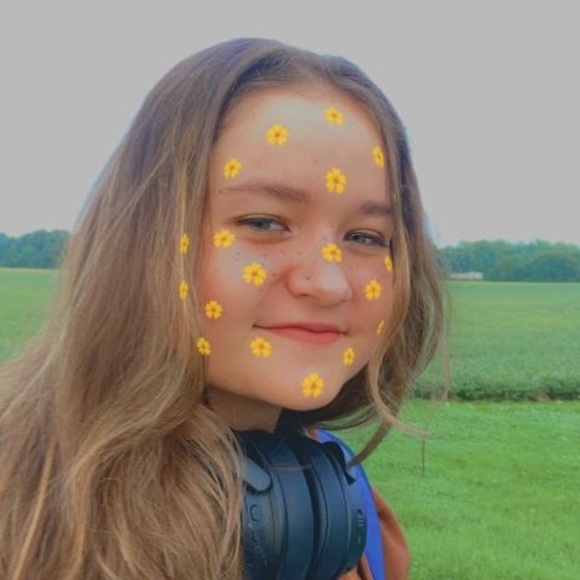 Profile Picture of Julia Zollinger (@juliazollinger) on Poshmark