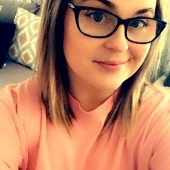 Profile Picture of Amanda Escoe (@pecas23) on Poshmark