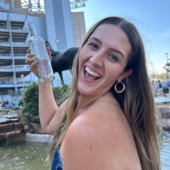 Profile Picture of Elizabeth Schultz (@eds91499) on Poshmark