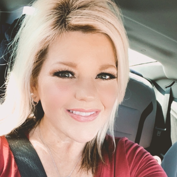 Profile Picture of Angie Frazier (@angiegail47) on Poshmark