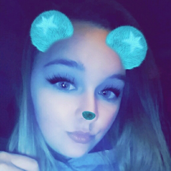 Profile Picture of Ashlee Shaffer (@ashbabbe) on Poshmark