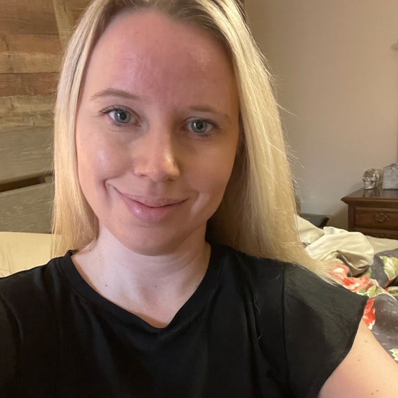 Profile Picture of Amber Cornell (@amber_cornell13) on Poshmark