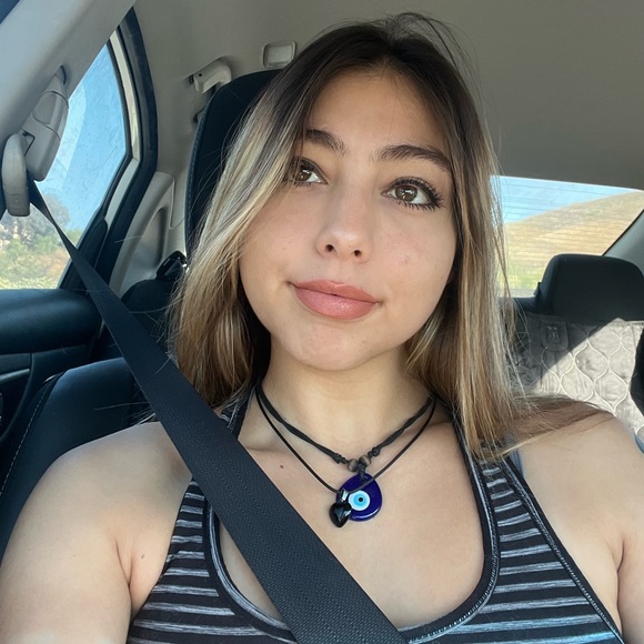 Profile Picture of Monique Hansen (@moniquehansen91) on Poshmark
