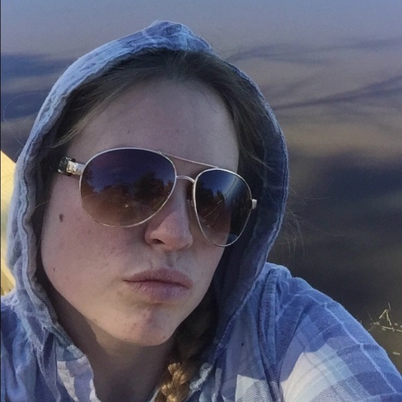 Profile Picture of Julia Gough (@jewels32k) on Poshmark