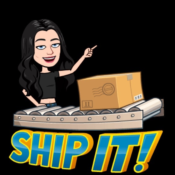 Profile Picture of Dani Starr (@danistarr_) on Poshmark