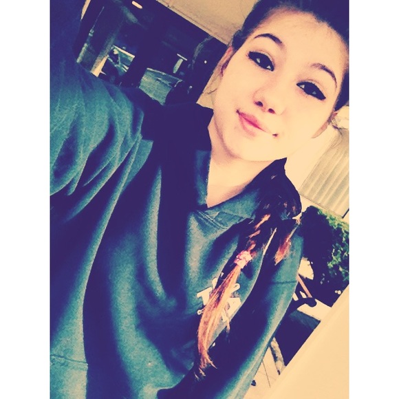 Profile Picture of Lauren Foresha (@sunniidaze1) on Poshmark