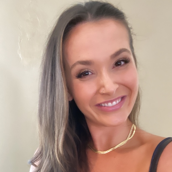 Ellie Klauer - Poshmark Profile Picture of Ellie Klauer (@ellieklauer) on Poshmark