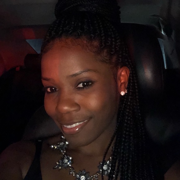 Profile Picture of Candyce Thomas (@adjeane31) on Poshmark