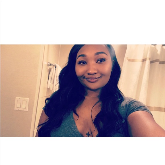 Profile Picture of Leilani Iglehart (@leilani_i) on Poshmark