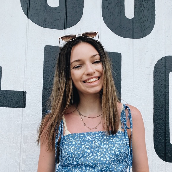 Profile Picture of Emily Mould (@emily_mould) on Poshmark