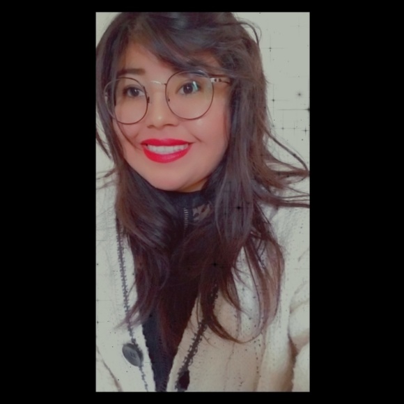 Desiree Declay - Poshmark Profile Picture of Desiree Declay (@smizmarrddc) on Poshmark