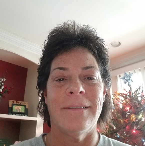 Profile Picture of Lori Poore (@lorijpoore) on Poshmark