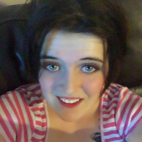 Profile Picture of Isabel Freeman (@isi1992) on Poshmark