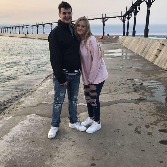 Profile Picture of Peyton Kaylor (@peytonkaylor) on Poshmark