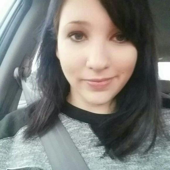 Profile Picture of Sarah Tuttle (@sarahtuts) on Poshmark