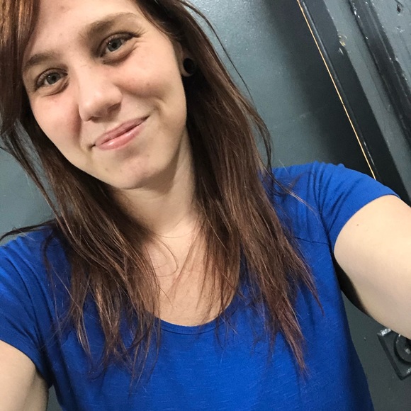 Profile Picture of Andrea Anken (@andreaa1208) on Poshmark