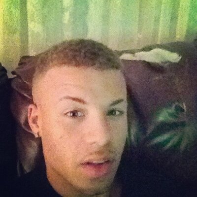 Profile Picture of Faye Carson (@helpfulL1pS) on Twitter