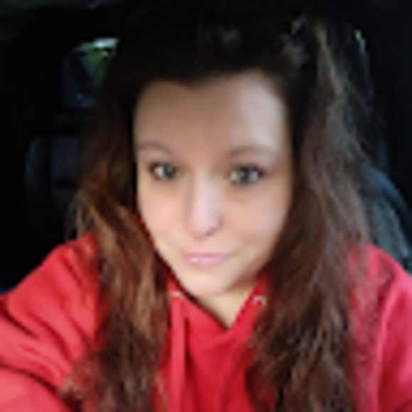 Profile Picture of Lisa Holmes (@poshgirl47) on Poshmark