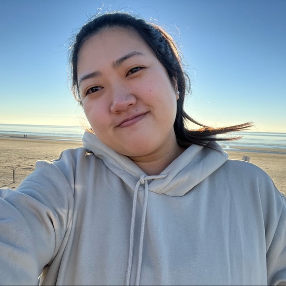 Profile Picture of Iris Kim (@kimiris) on Poshmark