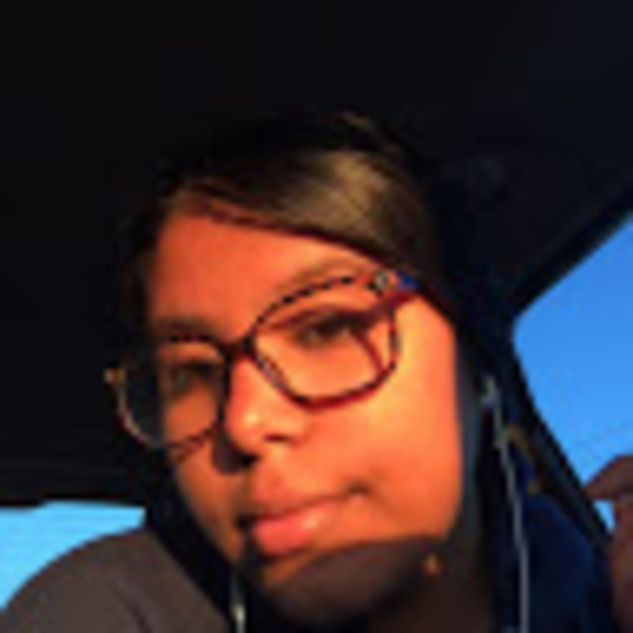 Profile Picture of Danielys Bracamonte (@danielyspb42) on Poshmark