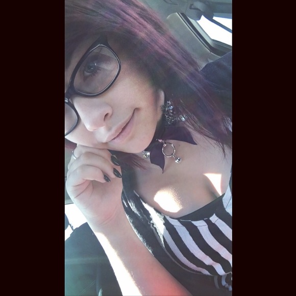 Ashley Cantrelle - Poshmark Profile Picture of Ashley Cantrelle (@lilkittenbones) on Poshmark