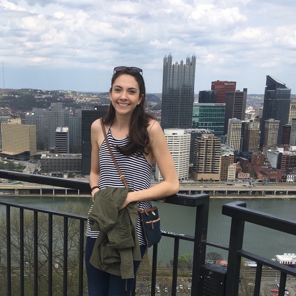 Profile Picture of Danielle Farrand (@dfarrand) on Poshmark