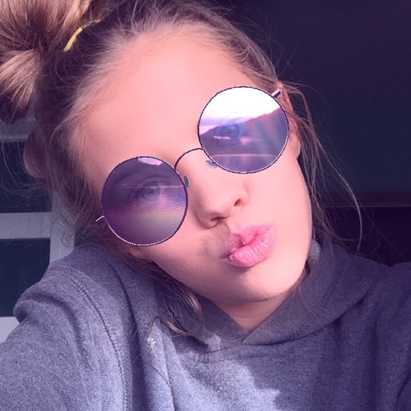 Profile Picture of Cora Svaty (@cjs997507) on Poshmark