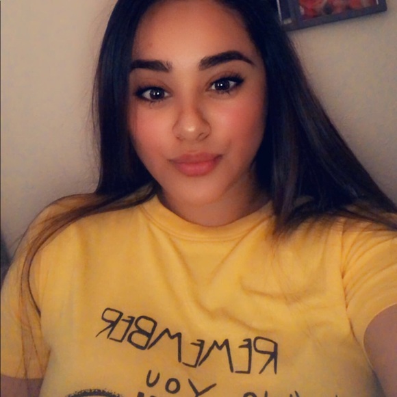 Profile Picture of Ana Gudino (@gudinoana98) on Poshmark