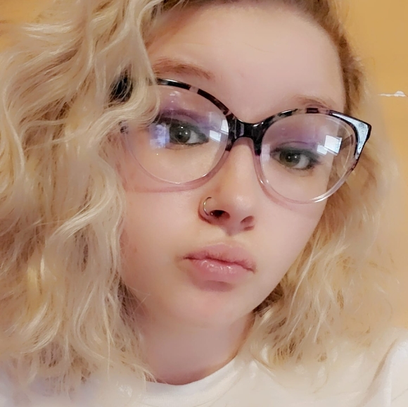 Profile Picture of Chelsea Mccathern (@ch3ls3apuck3tt) on Poshmark