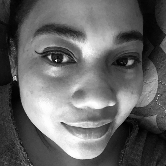 Profile Picture of Arcenia Agustimiano (@arcenis) on Poshmark