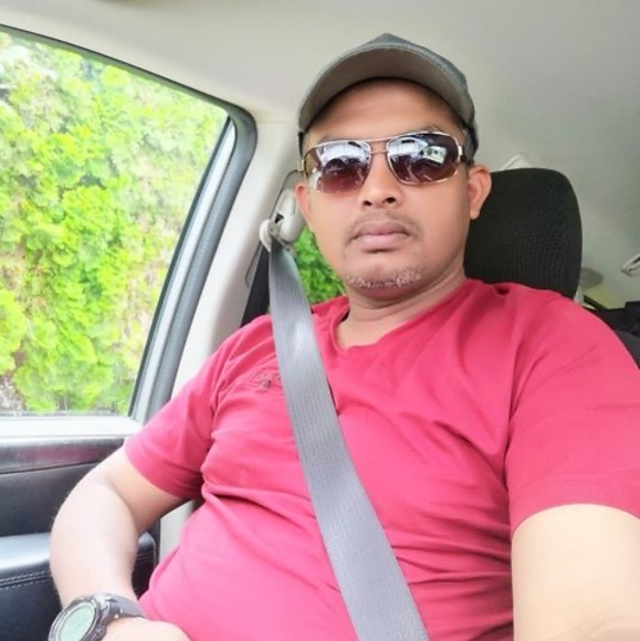 Profile Picture of Shan Fernando (@shanfernando) on Poshmark