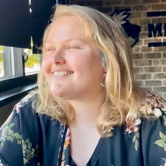 Profile Picture of Erin Macbeth (@missmacbeth) on Poshmark