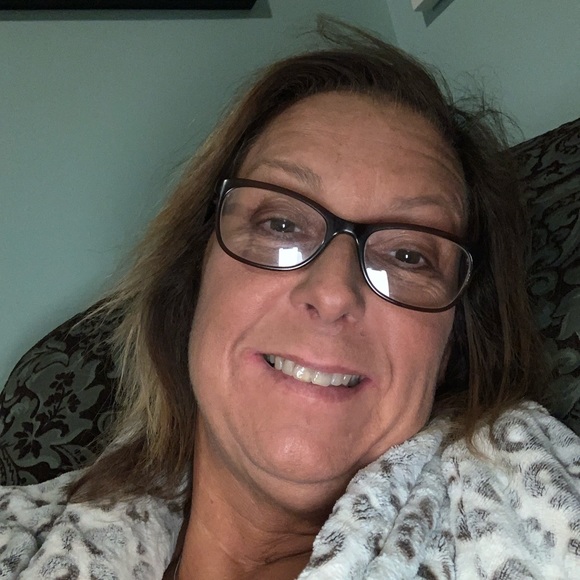 Profile Picture of Lisa Pearrow (@lisagedge) on Poshmark