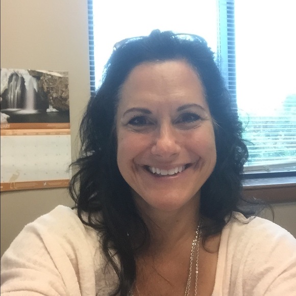 Profile Picture of Lori Rudegeair (@lorude) on Poshmark