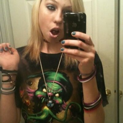 Profile Picture of Heather Edge (@stonergurlswag1) on Twitter