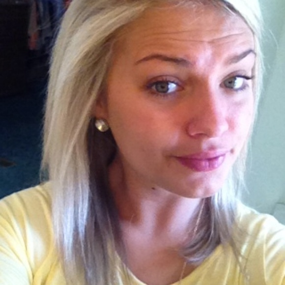 Profile Picture of Hannah Linzey (@hlinzey) on Poshmark