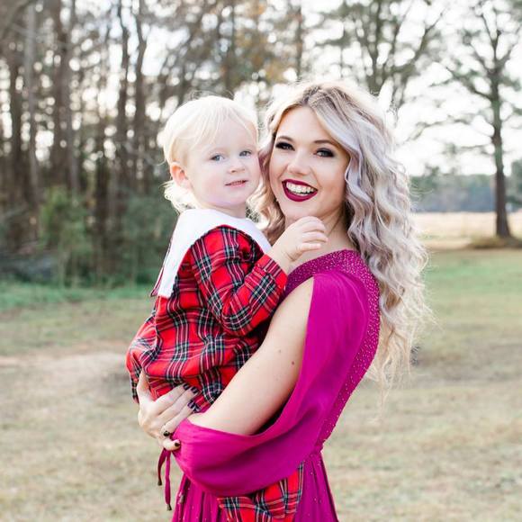 Profile Picture of Allison Thompson (@allisonelainee) on Poshmark