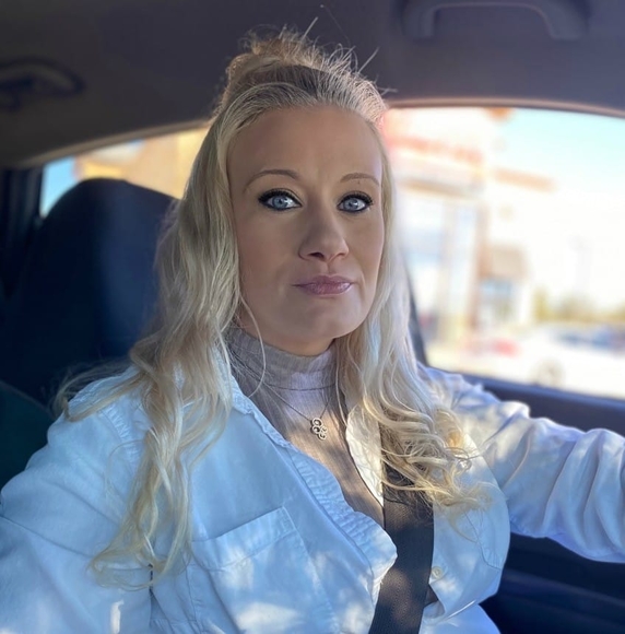 Profile Picture of Amber Carpenter (@a_drossard) on Poshmark